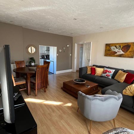 Stay In Yeovil Town Centre, Large 2 Bd Apt With Parking, Sleeps 4 エクステリア 写真