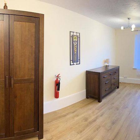 Stay In Yeovil Town Centre, Large 2 Bd Apt With Parking, Sleeps 4 エクステリア 写真