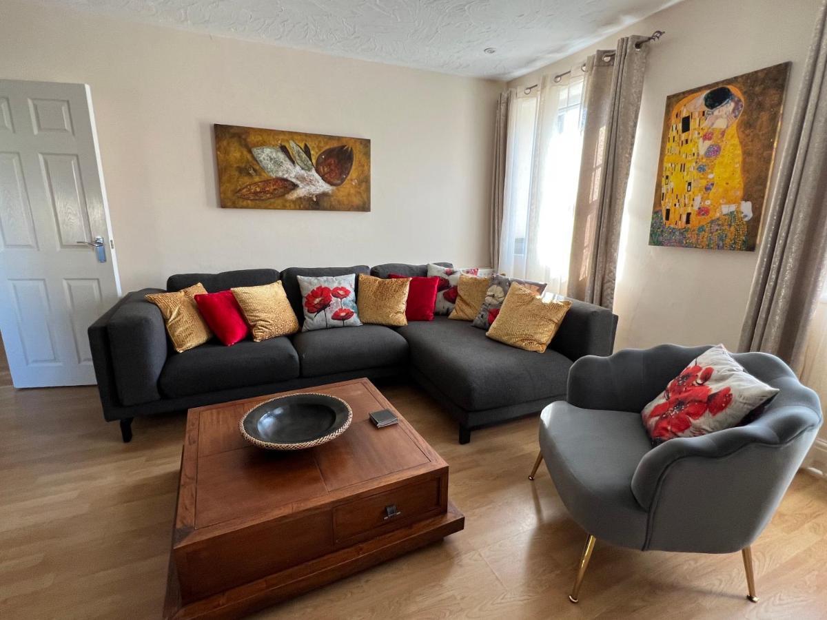 Stay In Yeovil Town Centre, Large 2 Bd Apt With Parking, Sleeps 4 エクステリア 写真