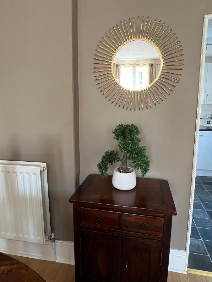 Stay In Yeovil Town Centre, Large 2 Bd Apt With Parking, Sleeps 4 エクステリア 写真