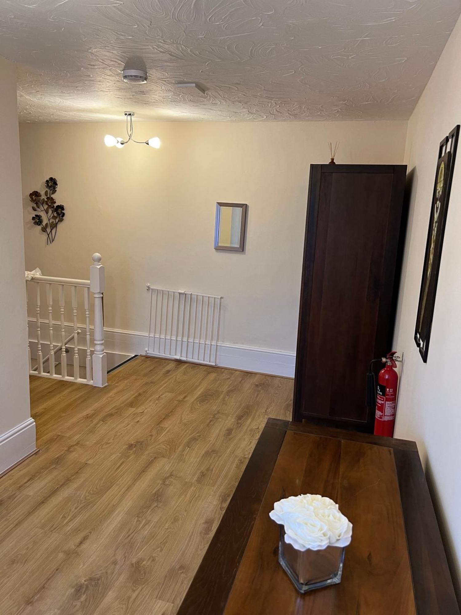 Stay In Yeovil Town Centre, Large 2 Bd Apt With Parking, Sleeps 4 エクステリア 写真