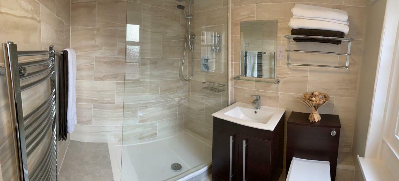 Stay In Yeovil Town Centre, Large 2 Bd Apt With Parking, Sleeps 4 エクステリア 写真