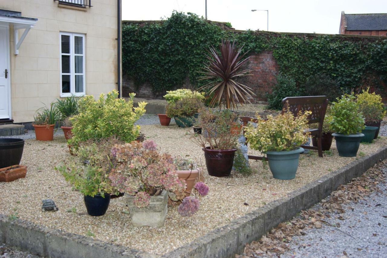 Stay In Yeovil Town Centre, Large 2 Bd Apt With Parking, Sleeps 4 エクステリア 写真